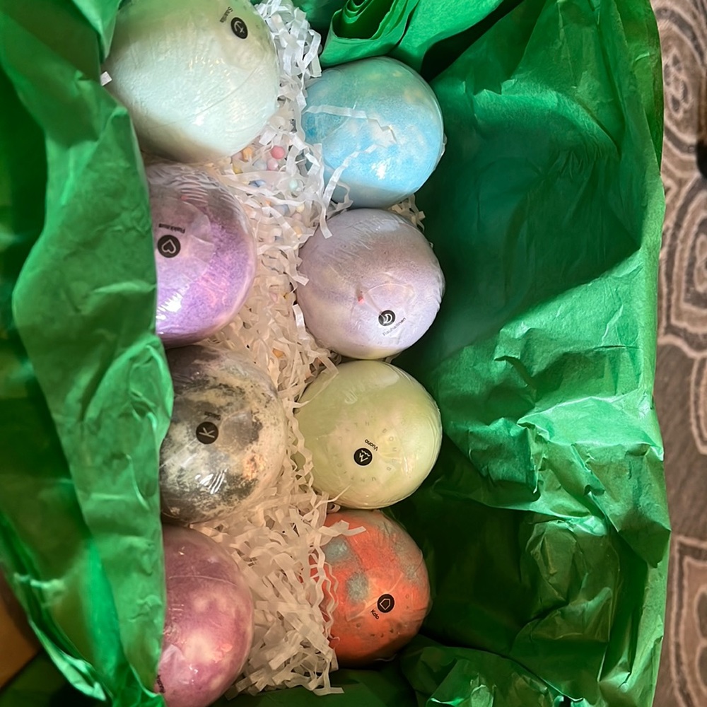 Lot of 8 bath fizz balls.